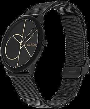 Gros plan sur le cadran noir de la Calvin Klein K3M214X1