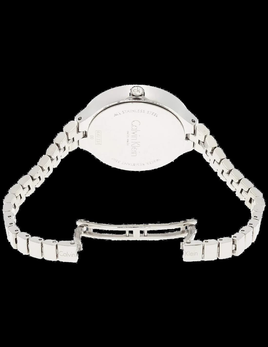 Gros plan sur le cadran noir de la Calvin Klein K4U23121