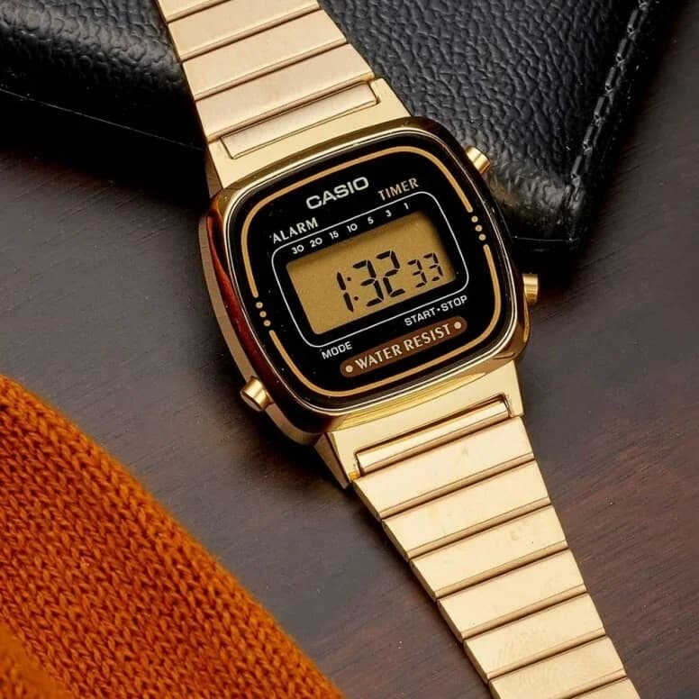 Casio LA670WEGA-1EF Gold and Black Square Dial Digital Women's Watch vue 4