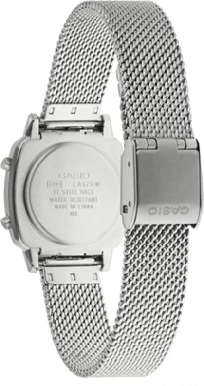 Gros plan sur le cadran gris de la Casio LA670WEM-7EF