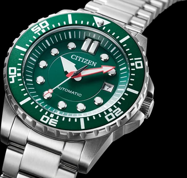 Gros plan sur le cadran vert de la Citizen NJ0129-87X