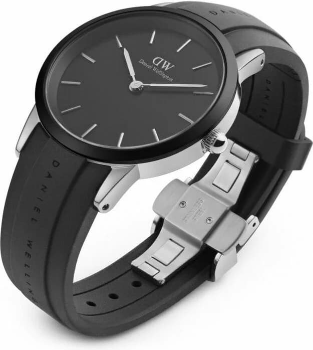 Gros plan sur le cadran noir de la Daniel Wellington DW00100436