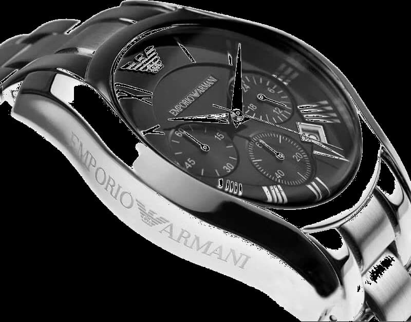 Gros plan sur le cadran noir de la Emporio Armani AR0674
