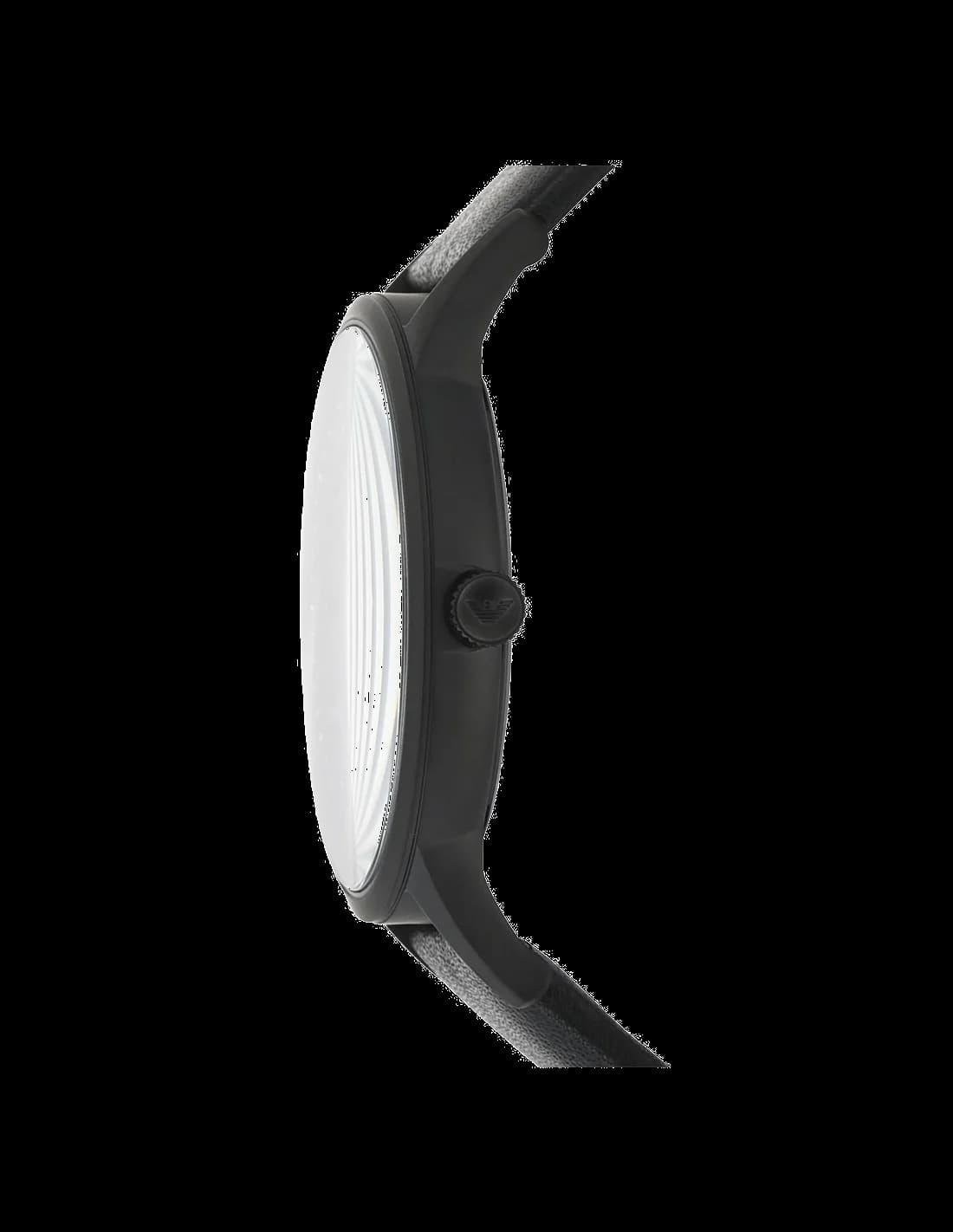 Gros plan sur le cadran noir de la Emporio Armani AR11276