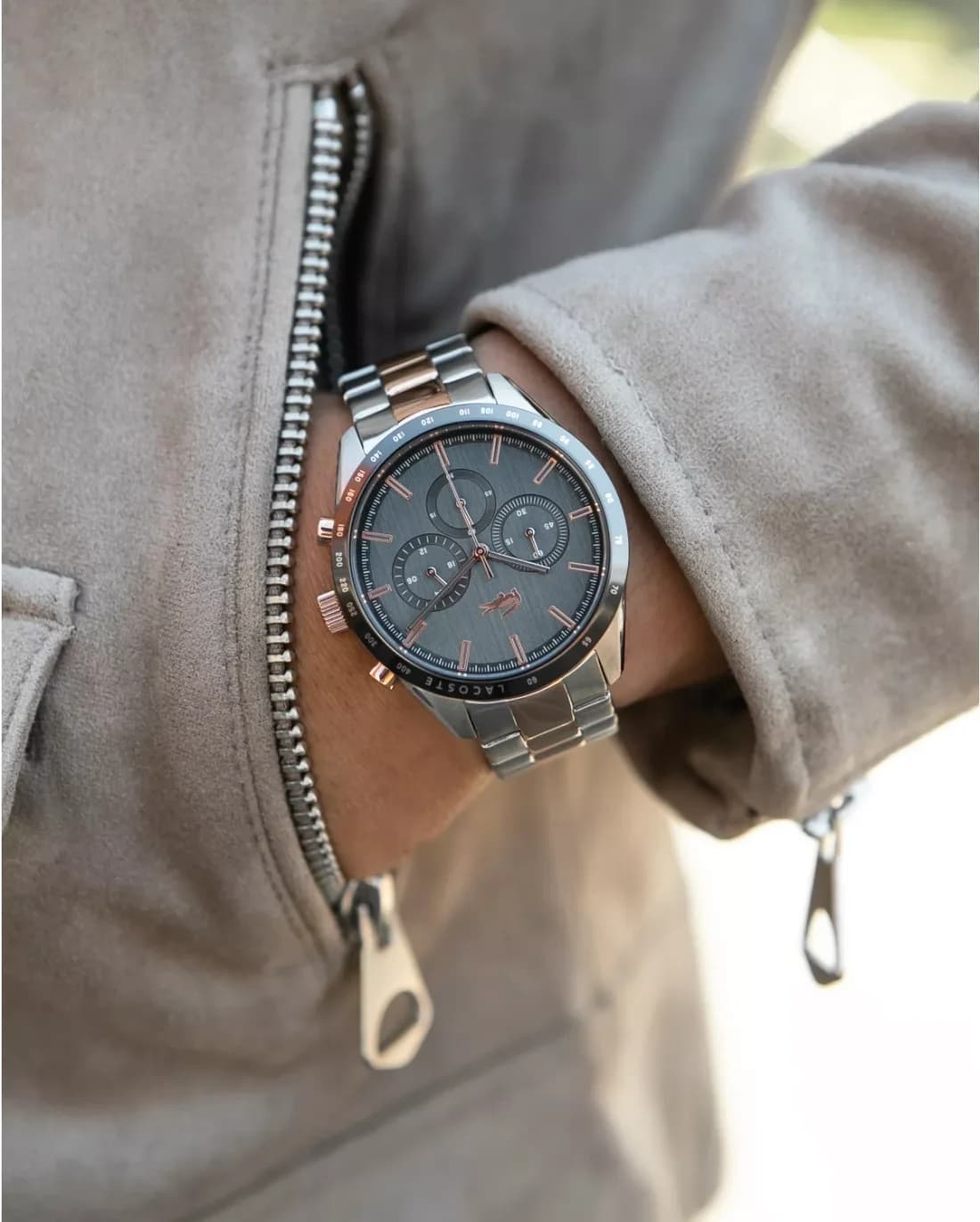 Montre Lacoste 2011112 en Acier Bicolore avec Cadran Noir et Chronographe vue 5