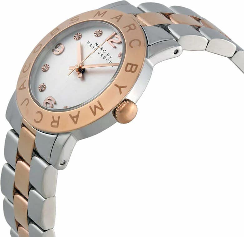 Gros plan sur le cadran argent de la Marc Jacobs MBM3194