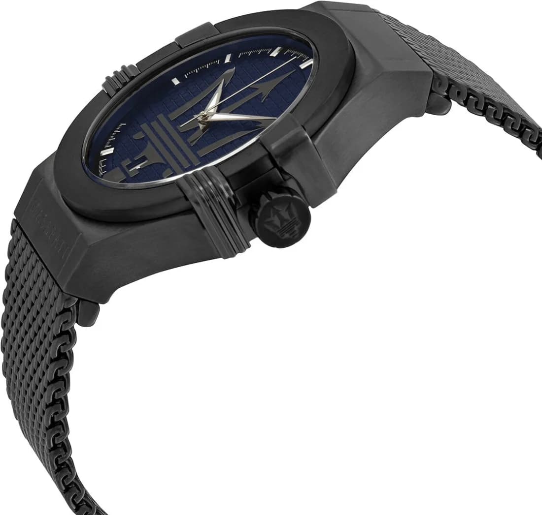 Gros plan sur le cadran bleu de la Maserati R8853108005