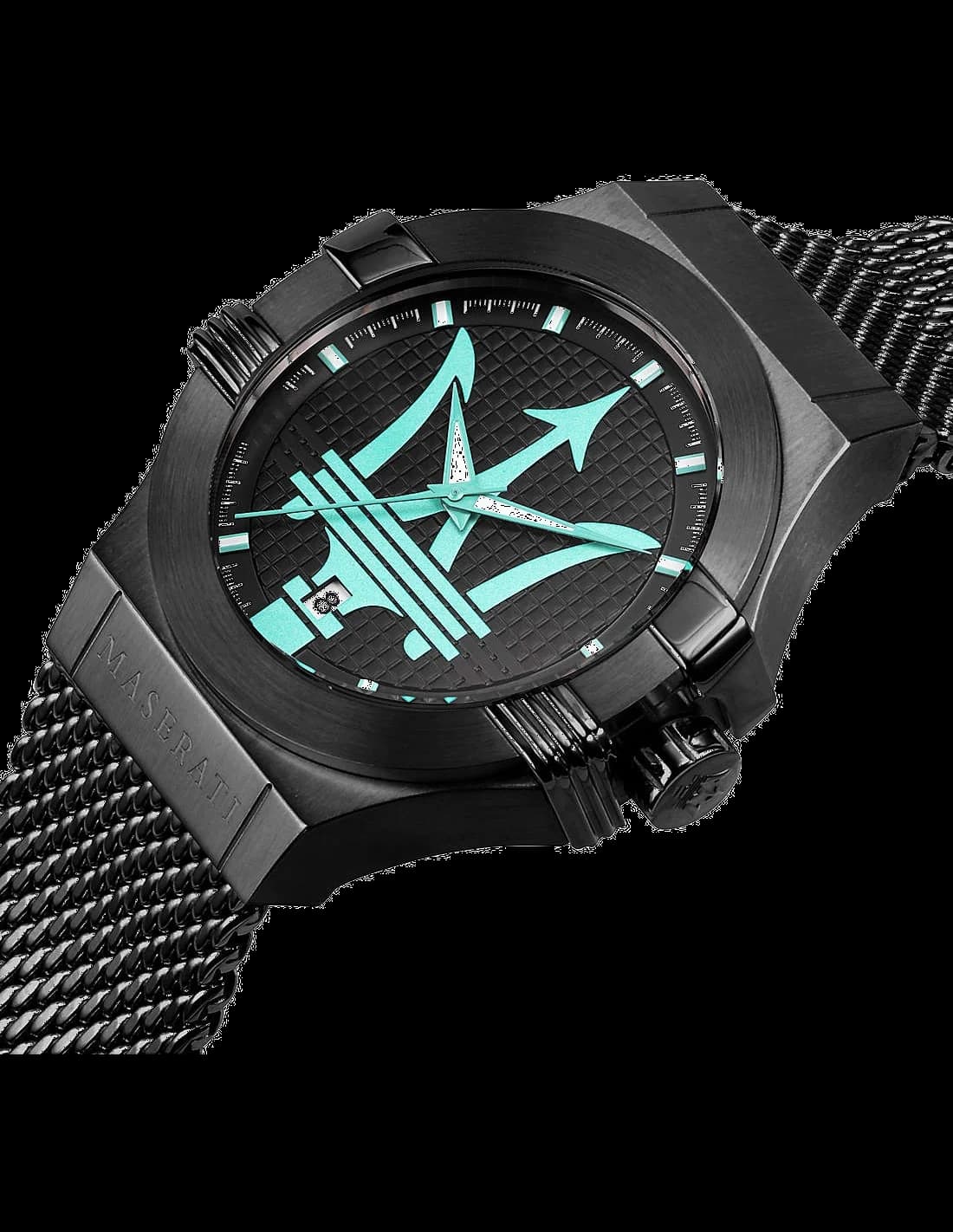 Gros plan sur le cadran noir de la Maserati R8853144002