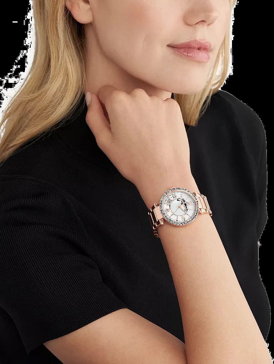 Gros plan sur le cadran blanc de la Michael Kors MK4695