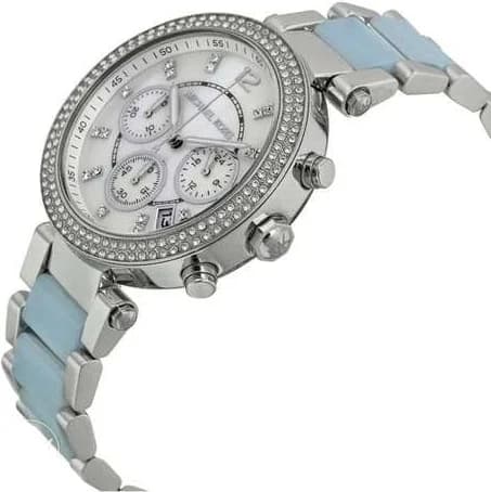 Gros plan sur le cadran blanc de la Michael Kors MK6138