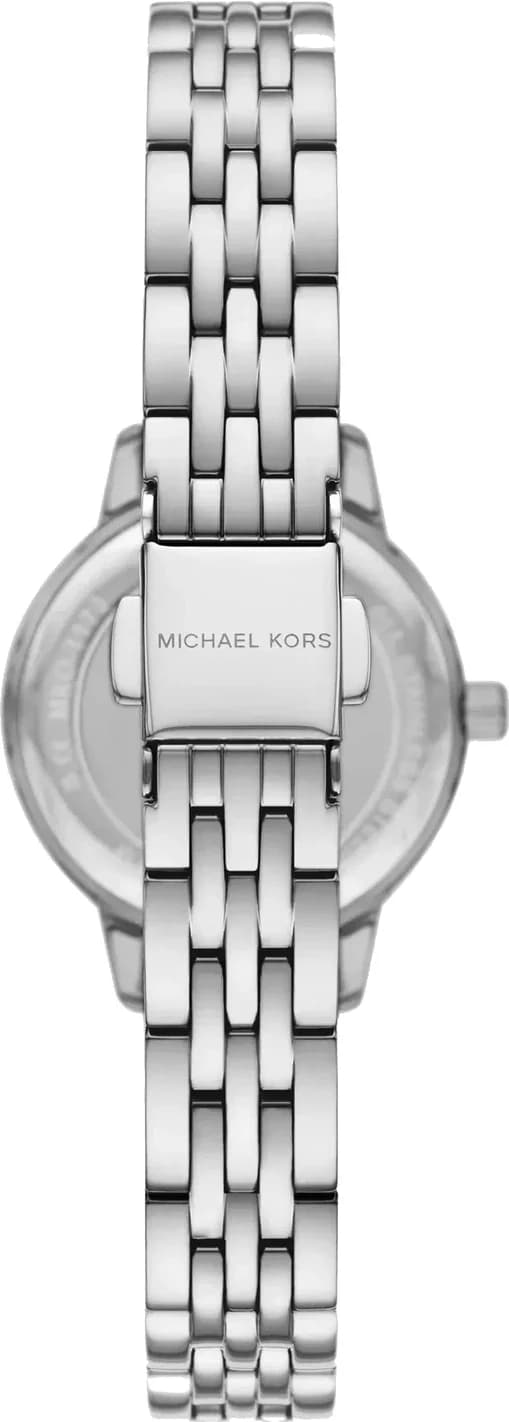 Gros plan sur le cadran argent de la Michael Kors MKO1171