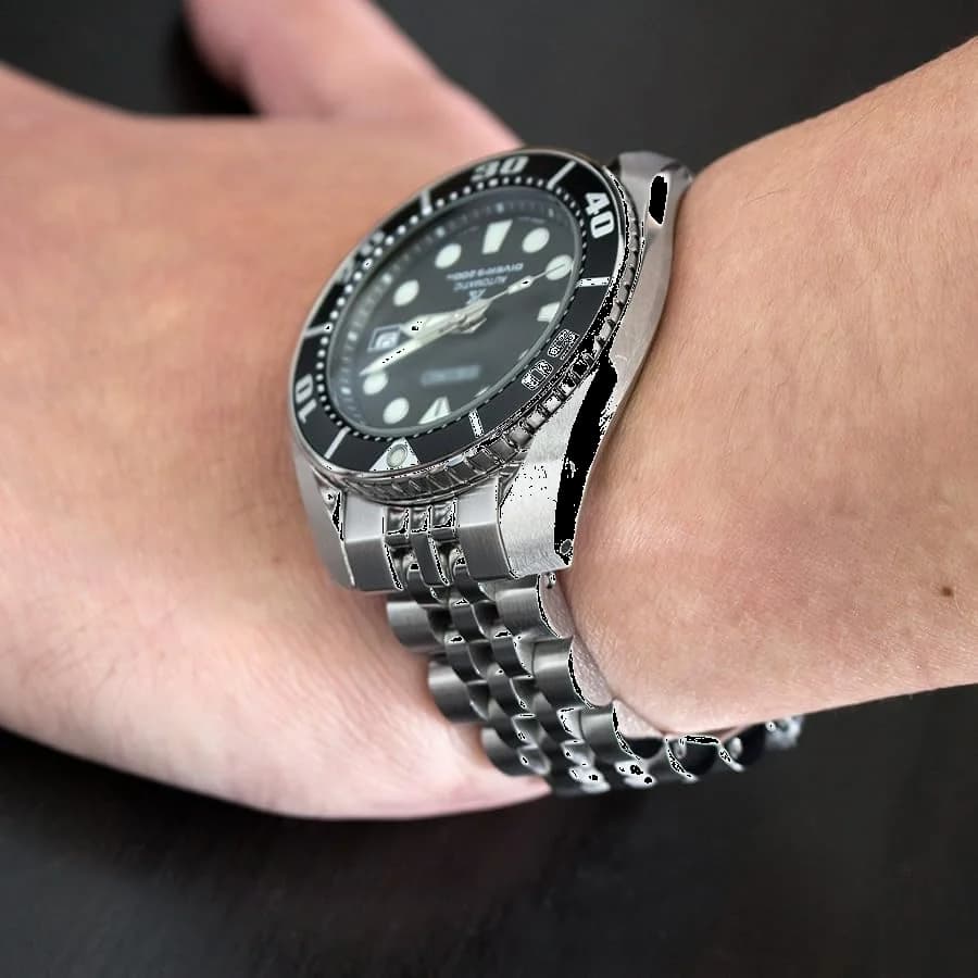 Gros plan sur le cadran noir de la Seiko SBDC031J1