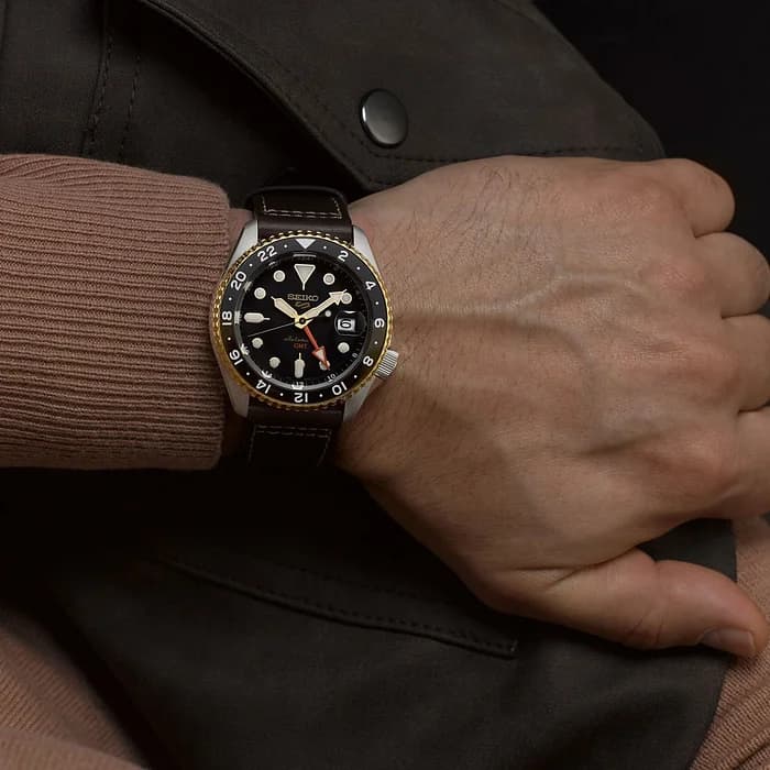 Seiko SSK036K1 GMT Evolution Brown Leather Strap Watch vue 4