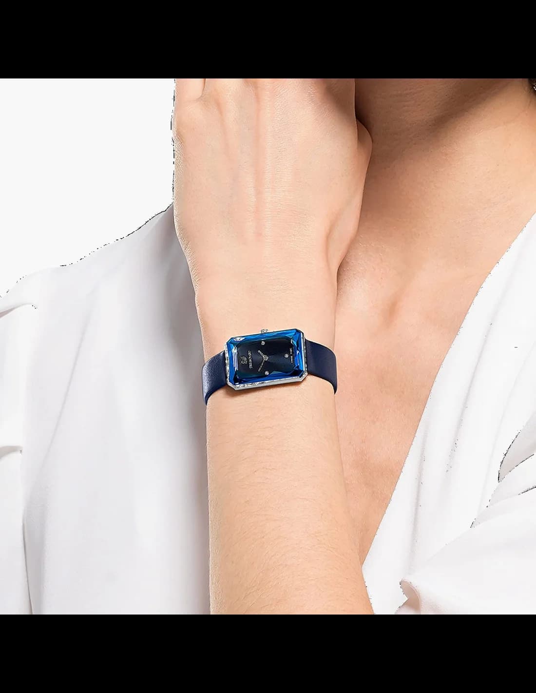 Gros plan sur le cadran bleu de la Swarovski 5547713
