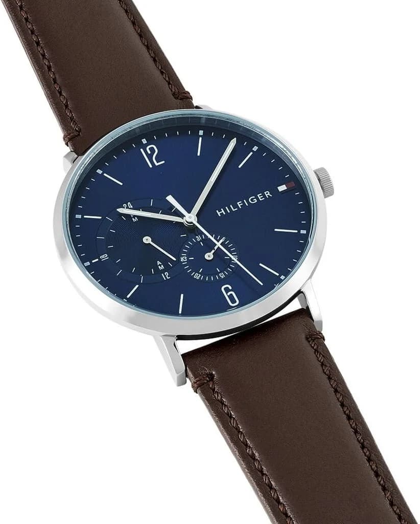 Gros plan sur le cadran bleu de la Tommy Hilfiger 1791508