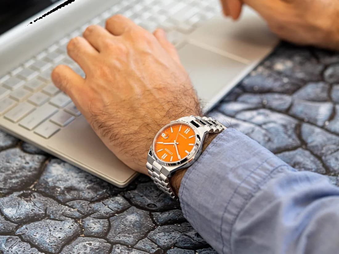 Montre Citizen NJ0151-88Z Automatique Cadran Orange et Bracelet Acier vue 4