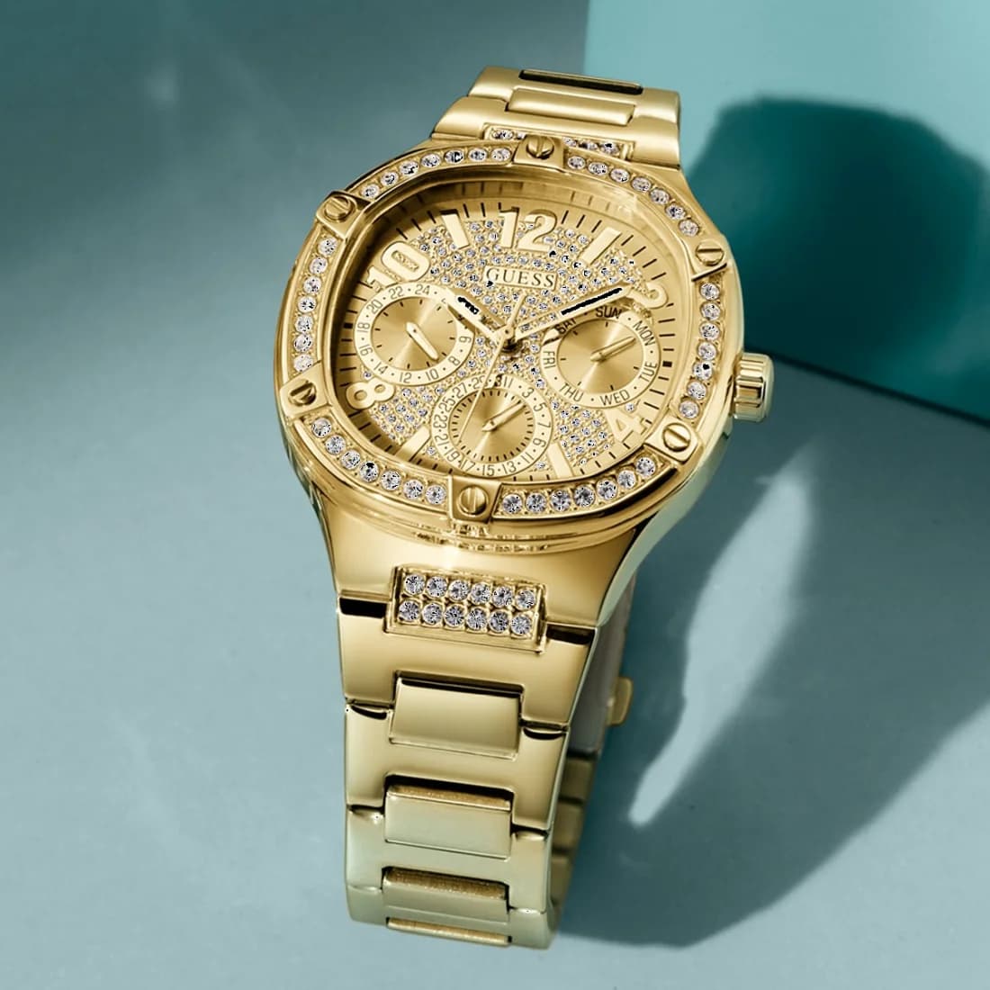 Montre Guess Duchess GW0558L2 — pièce dorée carrée — bracelet acier boucle déployante vue 5