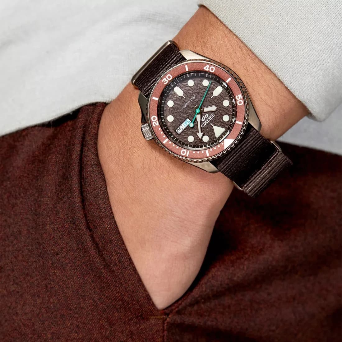 Seiko SRPD85K1 Automatic Brown Dial and Khaki Fabric Strap Watch vue 4