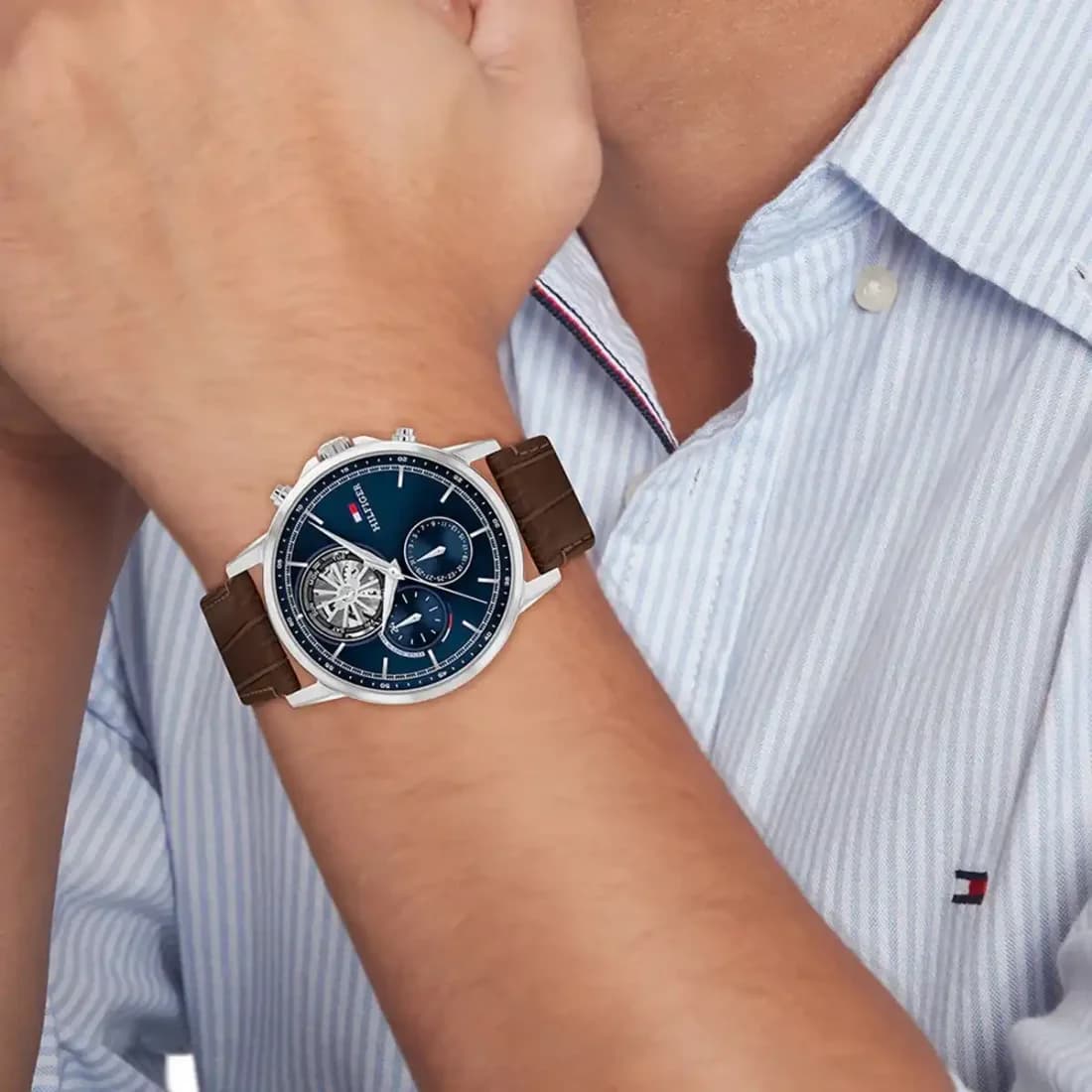 Montre Homme Tommy Hilfiger Stewart 1710629 bracelet cuir marron cadran bleu multifonctions vue 4