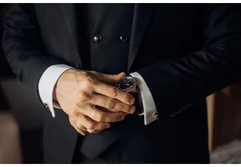 À Quel Poignet Porter Une Montre: Droite ou Gauche? Signification et Conseils