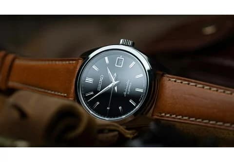 Montre avec Bracelet en Cuir vs Montre avec Bracelet Métallique: Les Avantages et Inconvénients