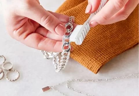 Nettoyer ses bijoux en argent: techniques simples pour éclat retrouvé