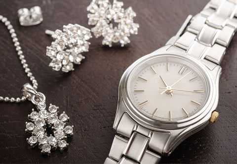 Comment réparer et protéger les strass et brillants sur les bijoux et montres