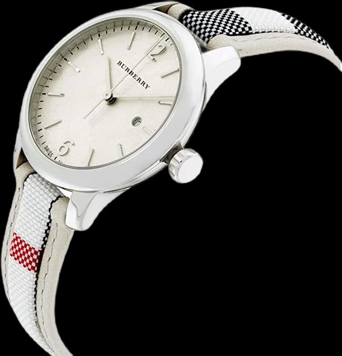 Gros plan sur le cadran argent de la Burberry BU10113