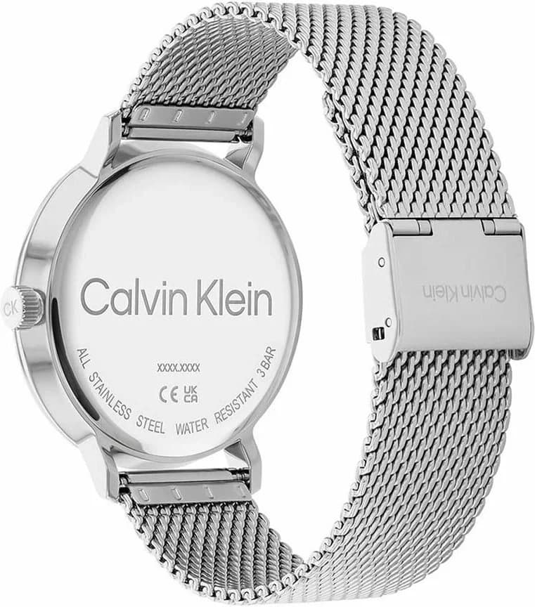 Gros plan sur le cadran blanc de la Calvin Klein K2G2G126