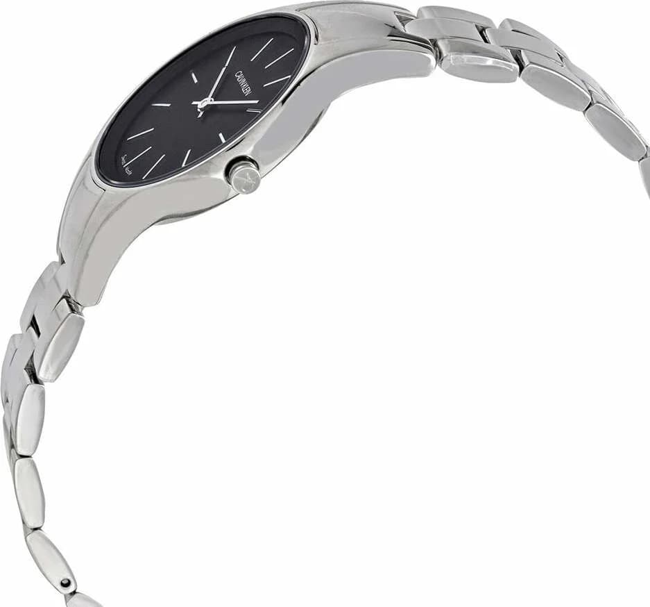 Gros plan sur le cadran noir de la Calvin Klein K4323130