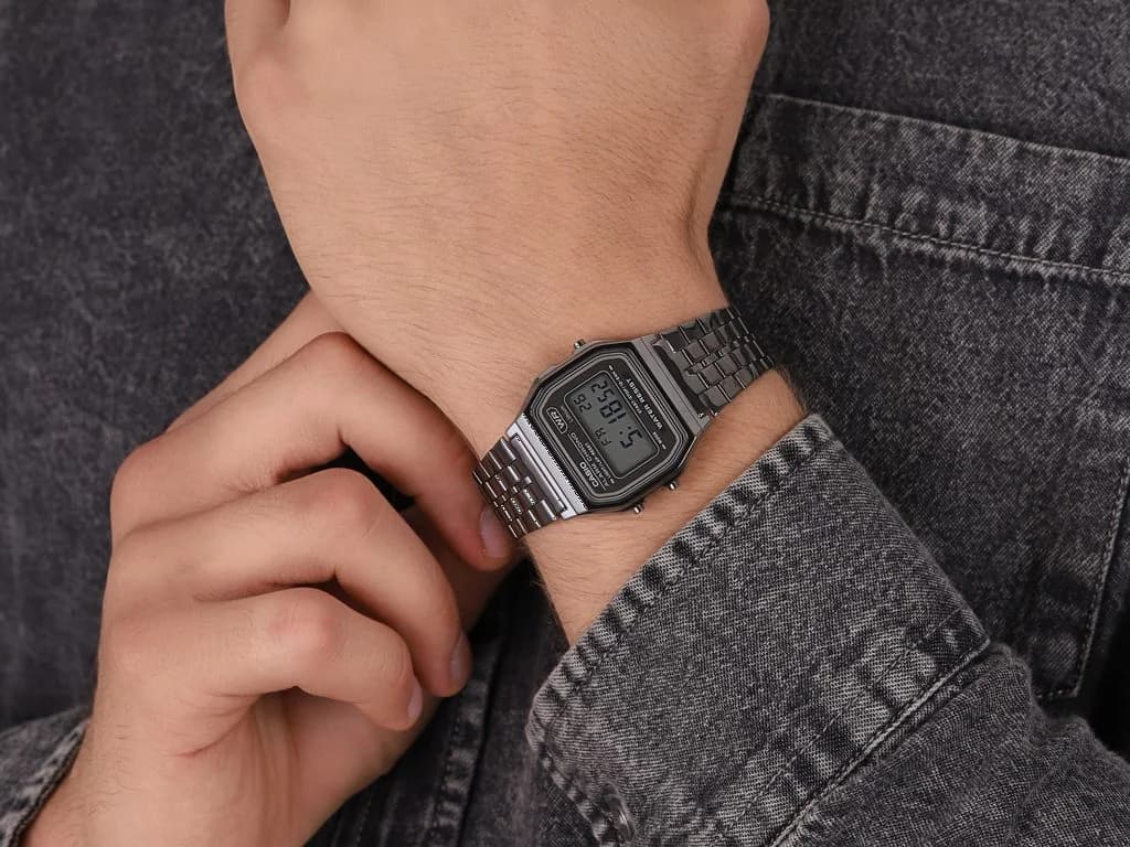 Montre Casio Collection Vintage A158WETB-ADF cadran noir digitale en métal noir vue 6