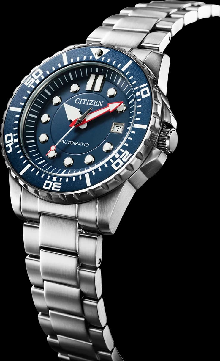 Gros plan sur le cadran bleu de la Citizen NJ0121-89L