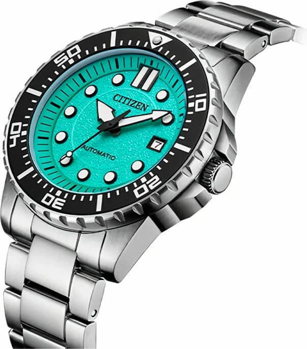 Gros plan sur le cadran bleu de la Citizen NJ0170-83X