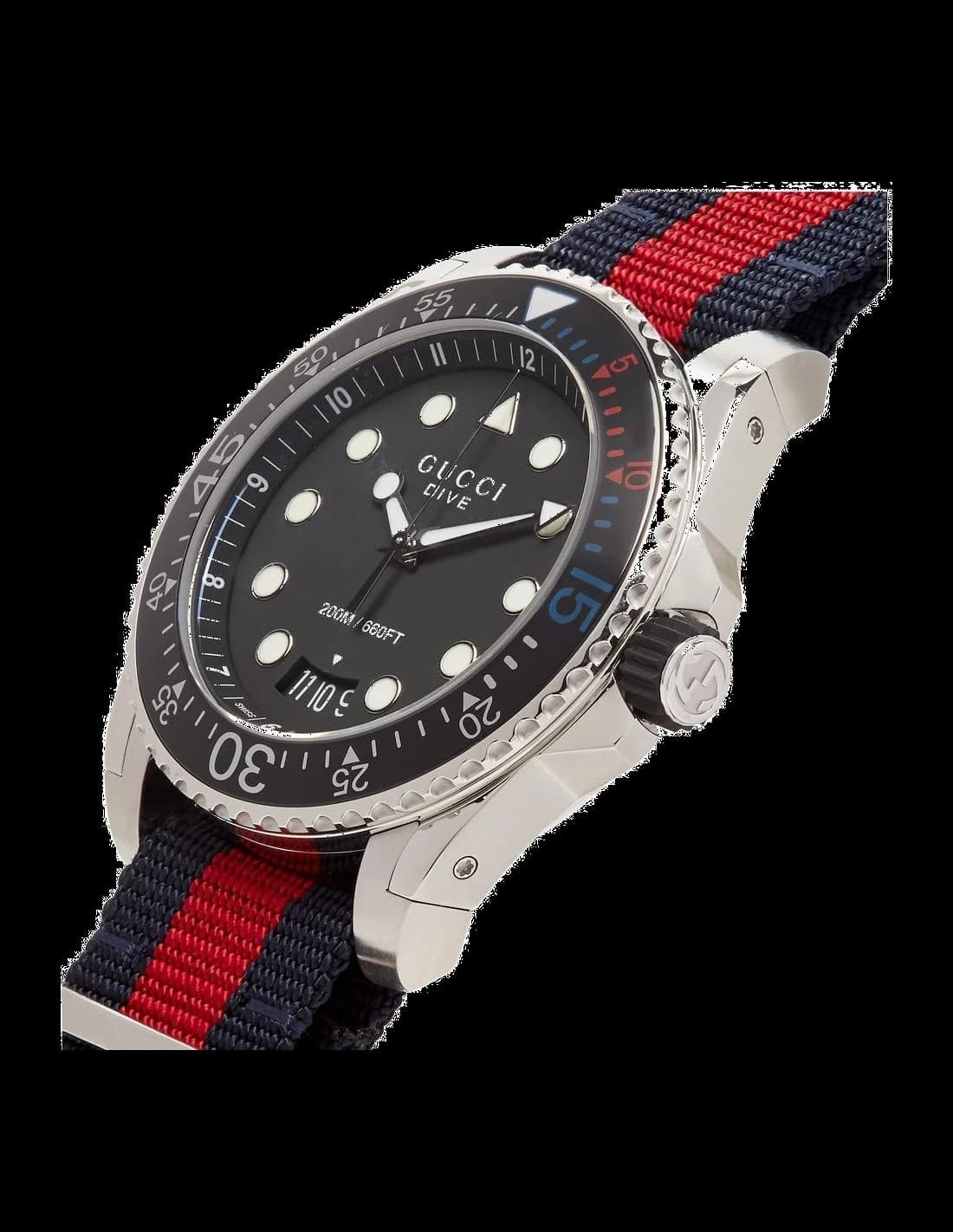 Gros plan sur le cadran noir de la Gucci YA136210