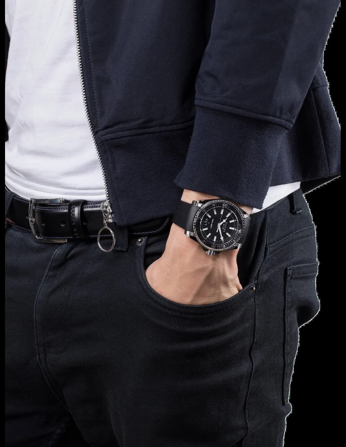 Gucci Dive YA136204 Black Rubber Strap Men's Watch vue 4