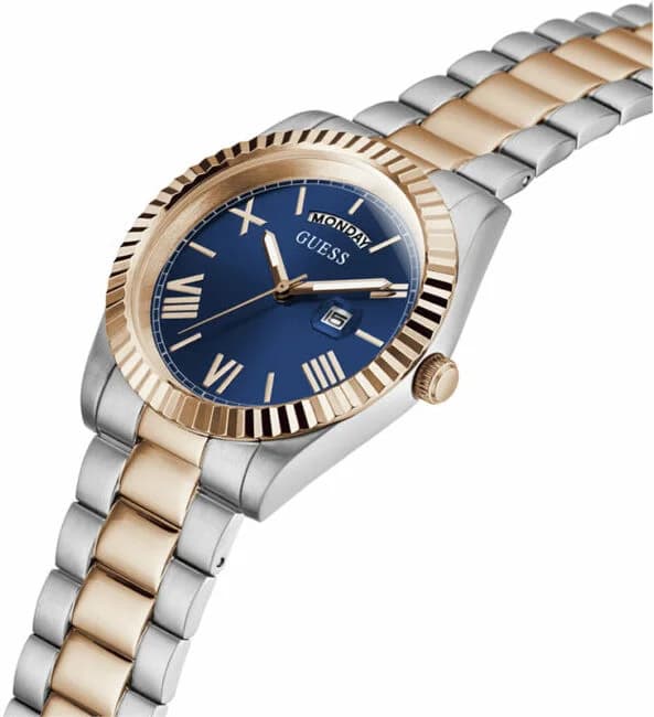 Gros plan sur le cadran bleu de la Guess GW0265G12
