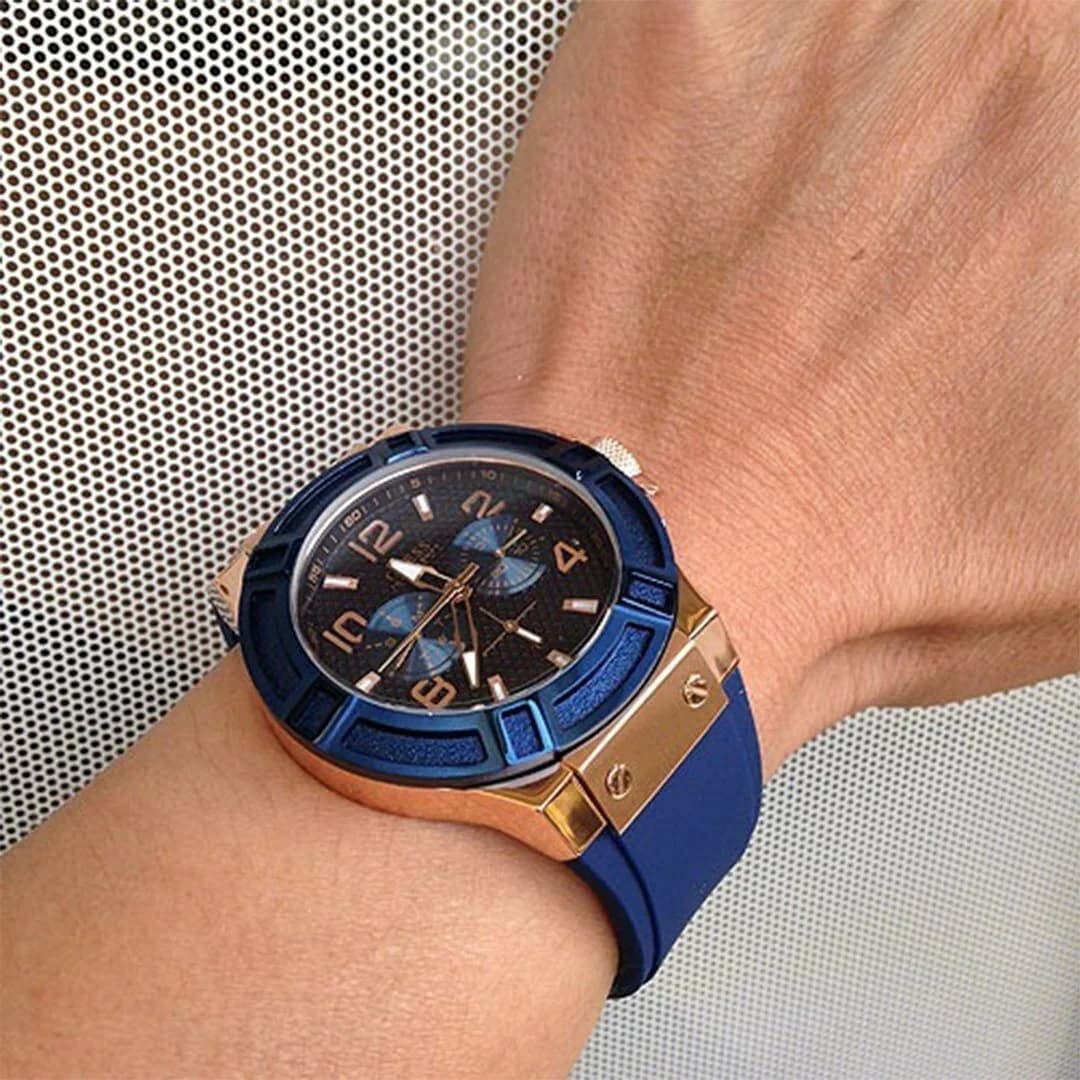Montre Homme Guess Rigor W0247G3 cadran doré rose bracelet silicone bleu vue 4