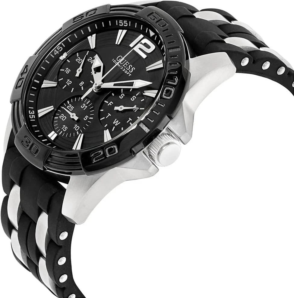 Gros plan sur le cadran noir de la Guess W0366G1