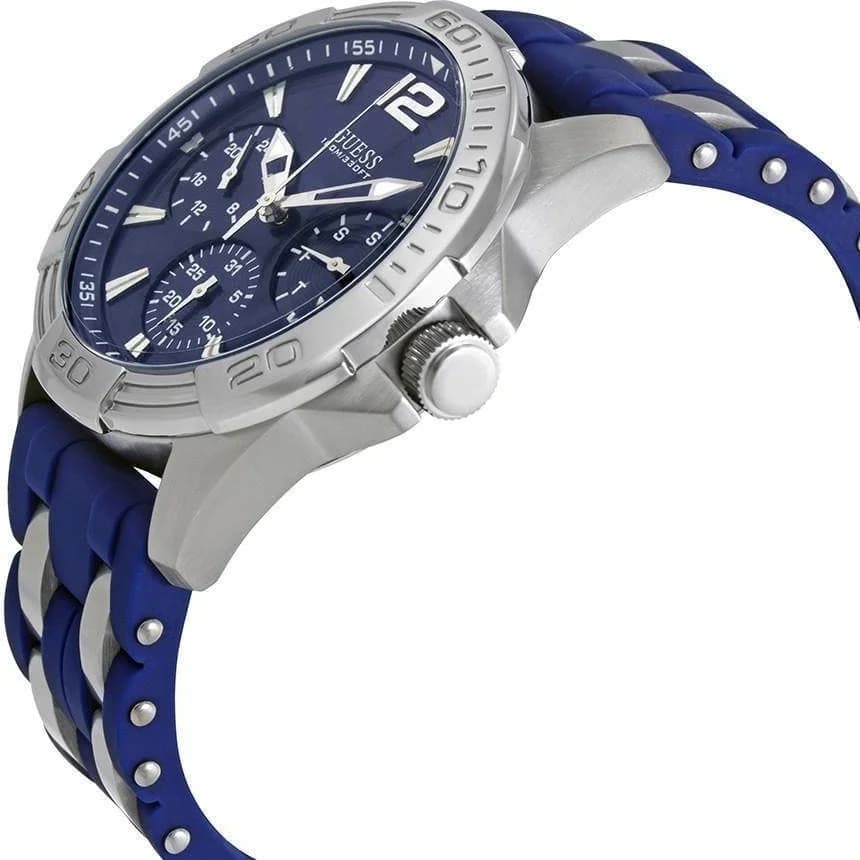 Gros plan sur le cadran bleu de la Guess W0366G2
