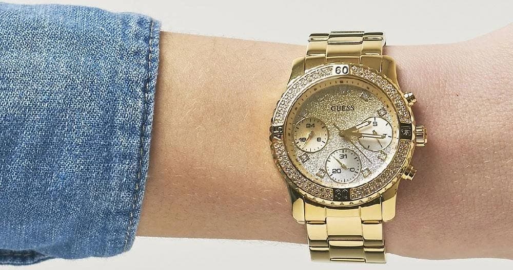 Montre Femme Guess W0774L5 en acier doré jaune et cristaux vue 6