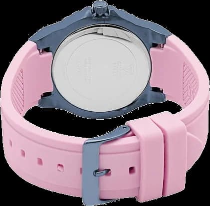 Gros plan sur le cadran violet de la Guess W0775L5