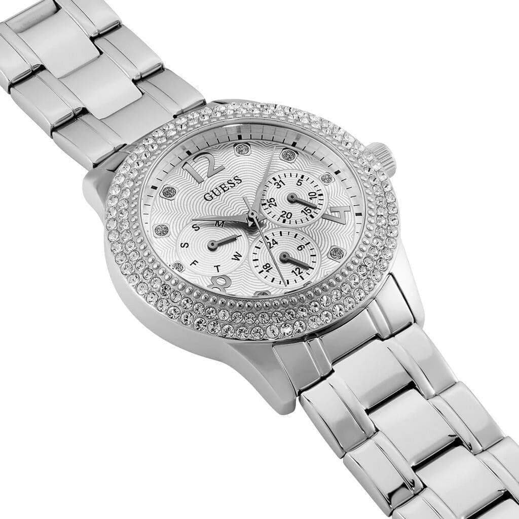 Gros plan sur le cadran argent de la Guess W1097L1