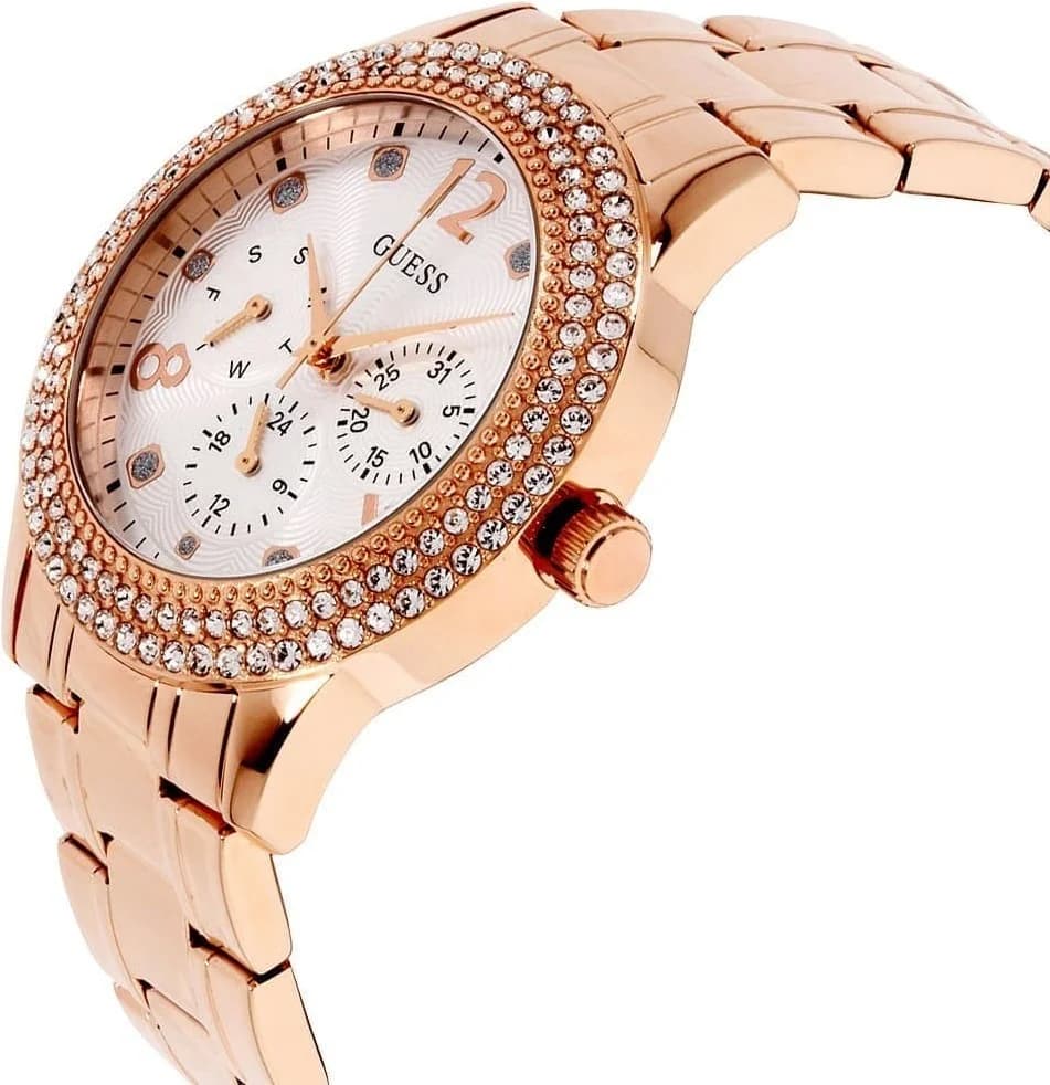 Gros plan sur le cadran argent de la Guess W1097L3