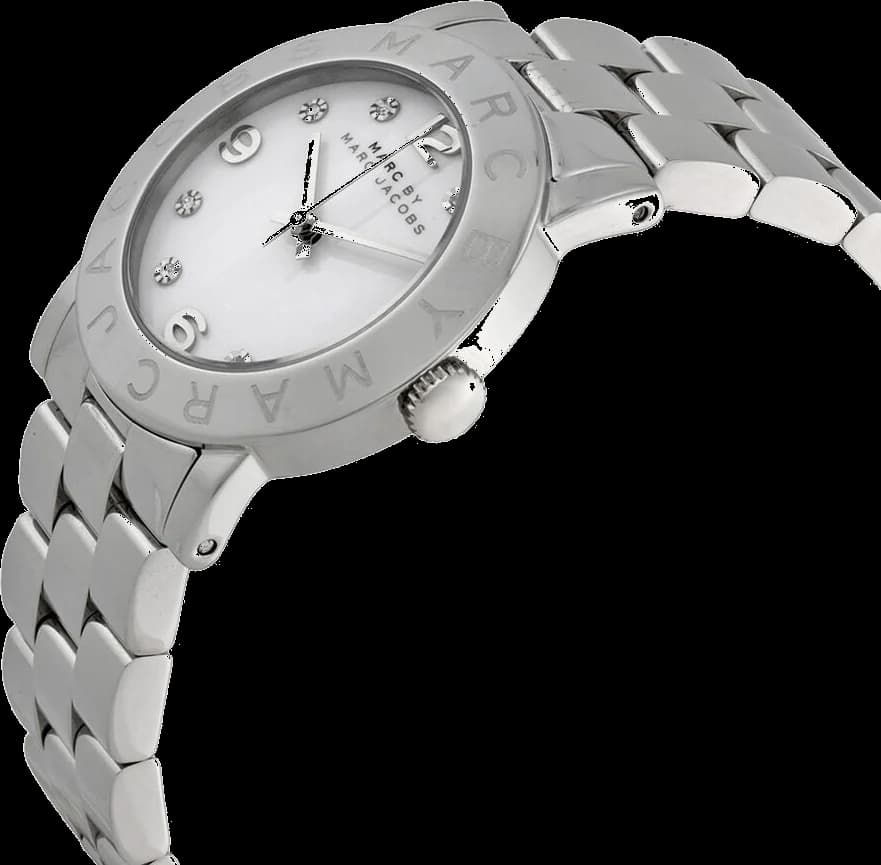 Gros plan sur le cadran blanc de la Marc Jacobs MBM3054