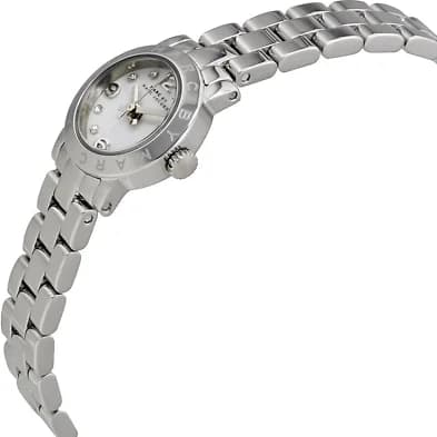 Gros plan sur le cadran blanc de la Marc Jacobs MBM3225