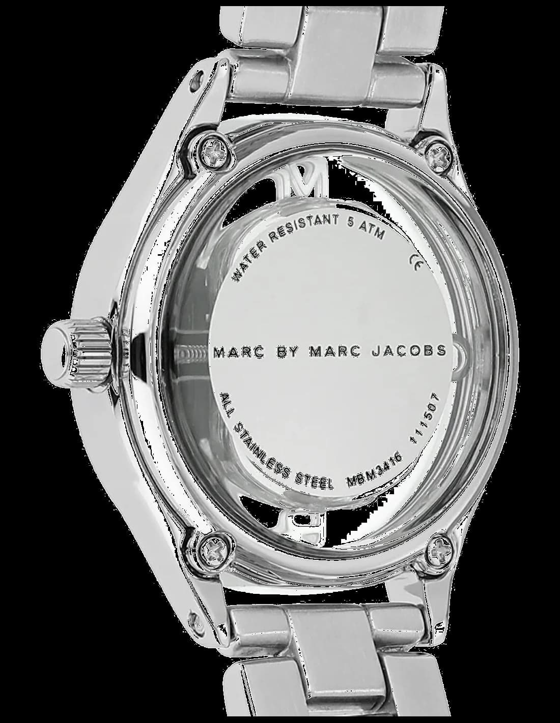 Gros plan sur le cadran argent de la Marc Jacobs MBM3416