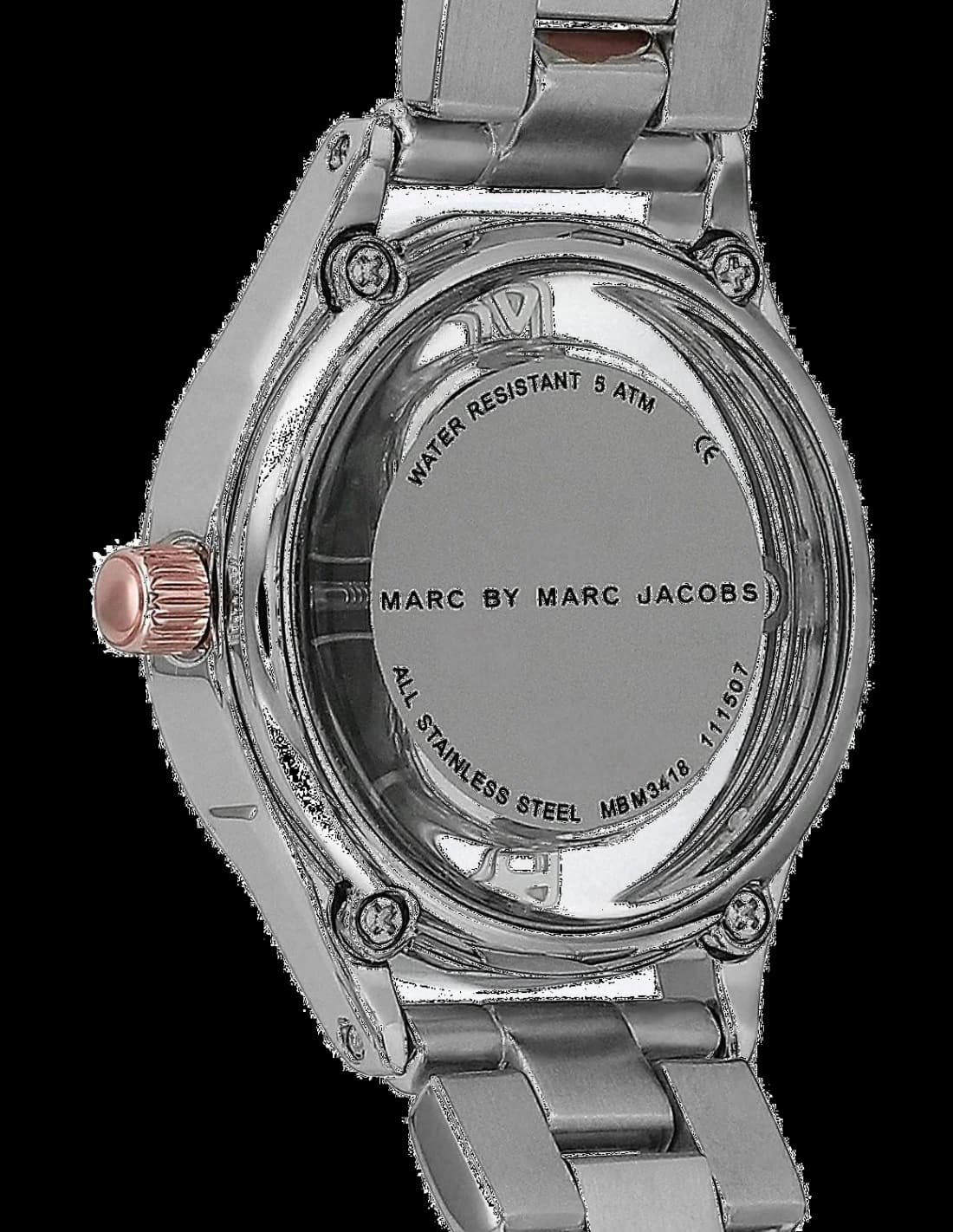 Gros plan sur le cadran argent de la Marc Jacobs MBM3418