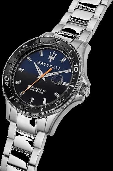 Gros plan sur le cadran bleu de la Maserati R8853140001