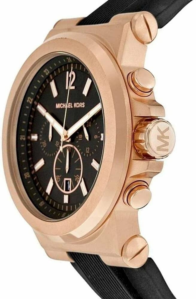 Gros plan sur le cadran noir de la Michael Kors MK8184
