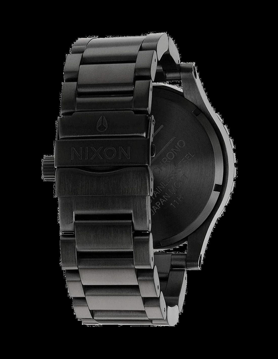Gros plan sur le cadran noir de la Nixon A083-001